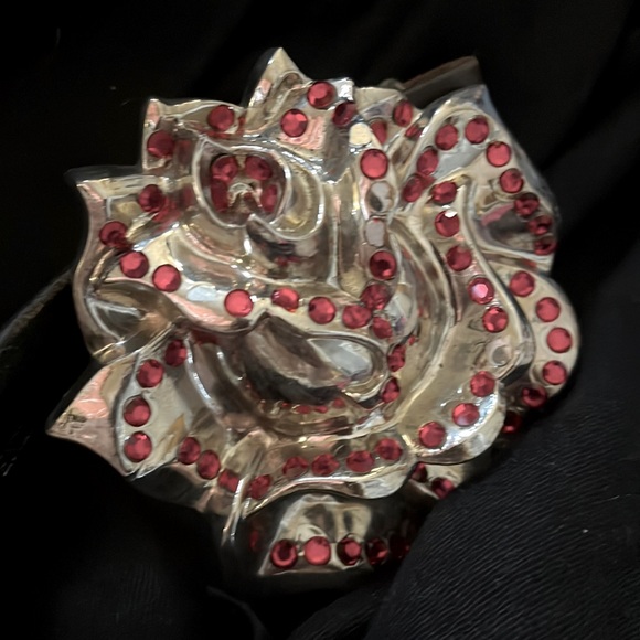 black leather belt with silver rose buckle covered in red crystals - Picture 4 of 4